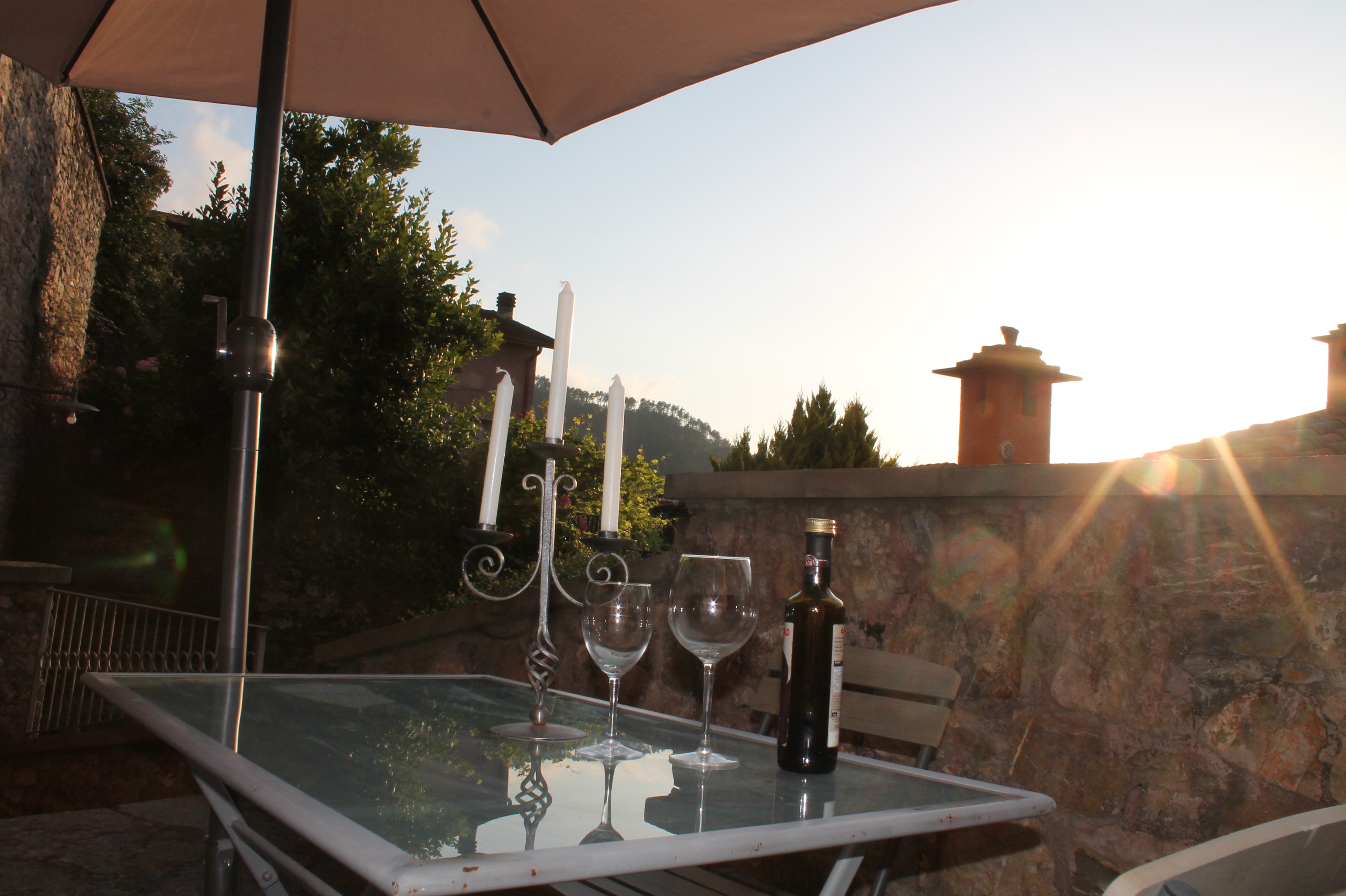 Tavolo in terrazzo con vista sul verde circostante